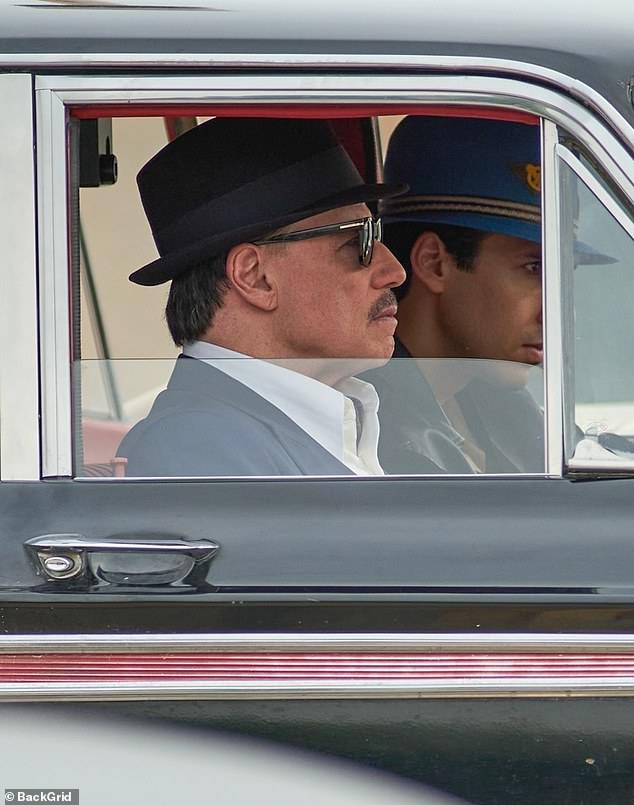Despite the heavy makeup and costume, the Hollywood legend couldn¿t hide glimpses of his classic charisma