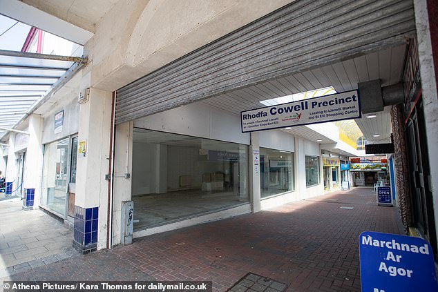 The covered market appeared like a ghost tow with empty shops int he entrance and few customers inside