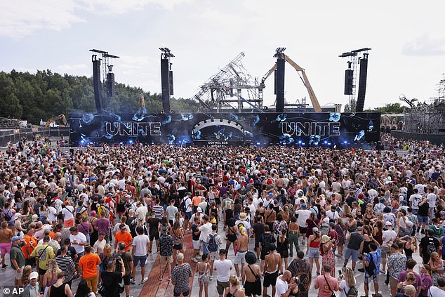 Incredibly, a replacement stage (pictured) was constructed, reportedly using pieces of stage from Metallica's recent world tour