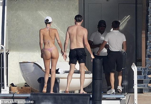 Vittoria covered her dark tresses with a white hat, and later put on a pair of white shorts to keep warm