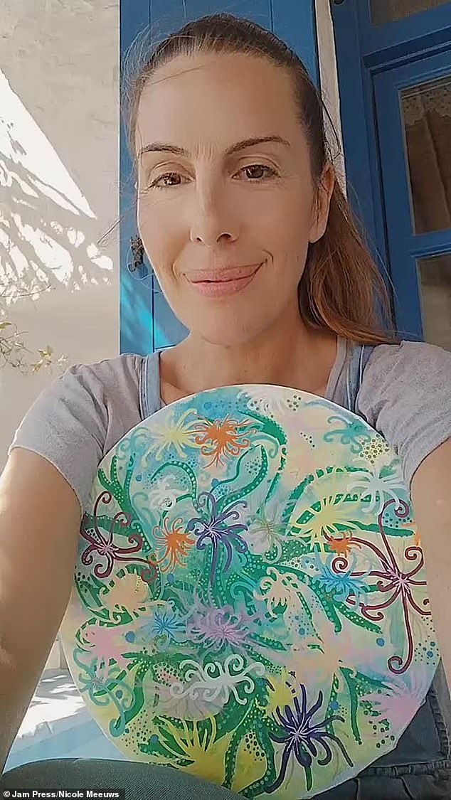 Artist Nicole Meeuws' heart stopped after she suffered from a series of serious complications while giving birth