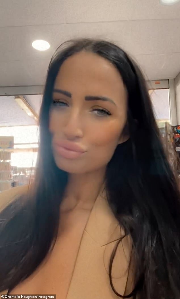 Chantelle committed herself to a strict diet, avoiding processed foods and focusing on healthy eating in order to shift the weight