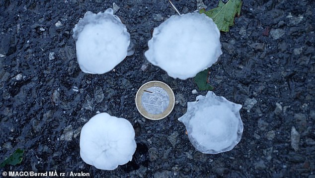 Southern Germany experienced heavy hail and golf ball-sized hail. In Graswang near Garmisch-Partenkirchen, the summer landscape transformed into a winter wonderland