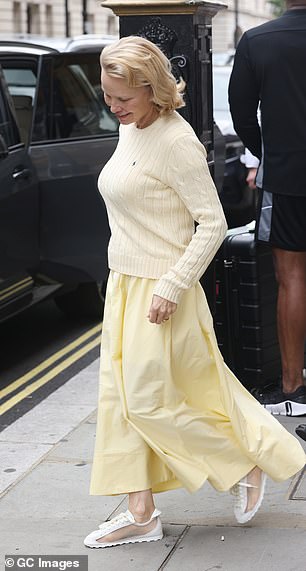 Pamela looked stunning in her summer ensemble