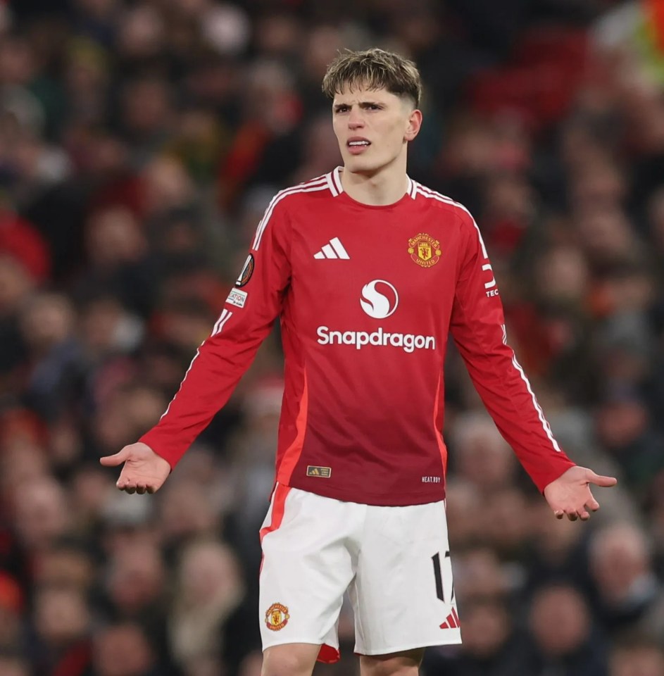 Alejandro Garnacho of Manchester United looking dejected.