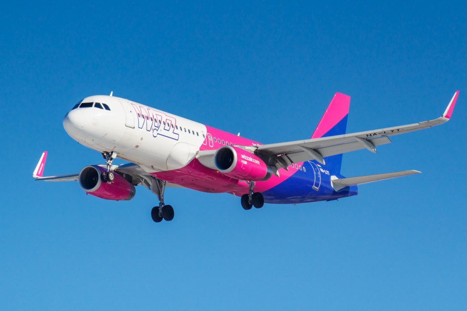 Wizz Air Airbus A320-232 landing.