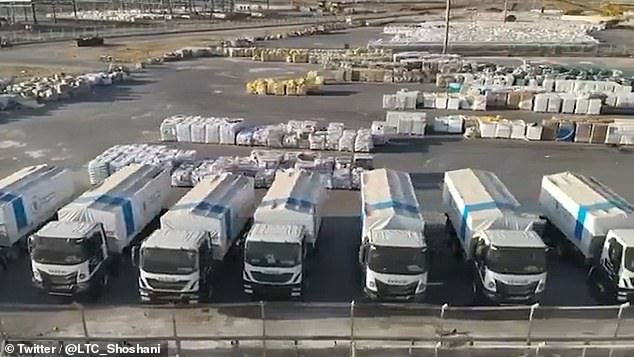 Aid agencies have accused Israel of hindering efforts to distribute tons of food loaded into 950 trucks
