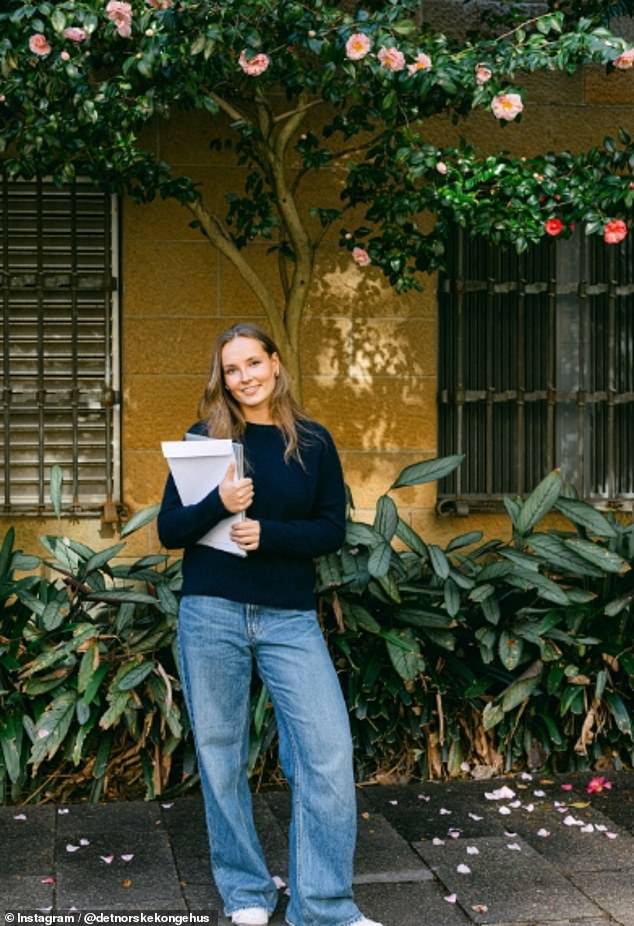 She also held a collection of white folders and envelopes, perhaps documentation linked to her new course at the university