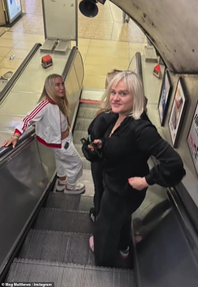 She posed in the underground station on route to the event