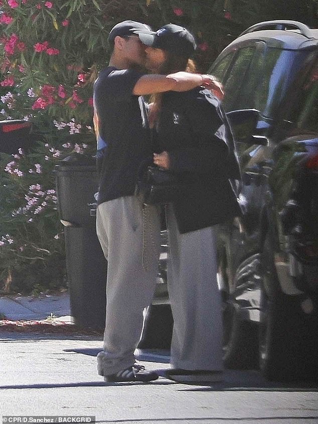 The 44-year-old actress was seen packing on the PDA with her new man outside his Los Angeles home¿just days after their flirty Italian dinner date