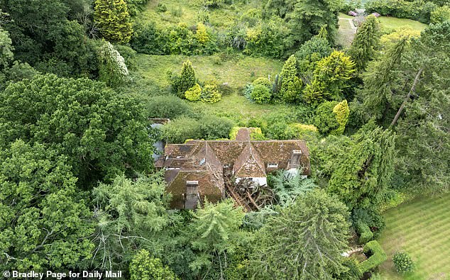 The house is abandoned in the vicinity of other inhabited country piles