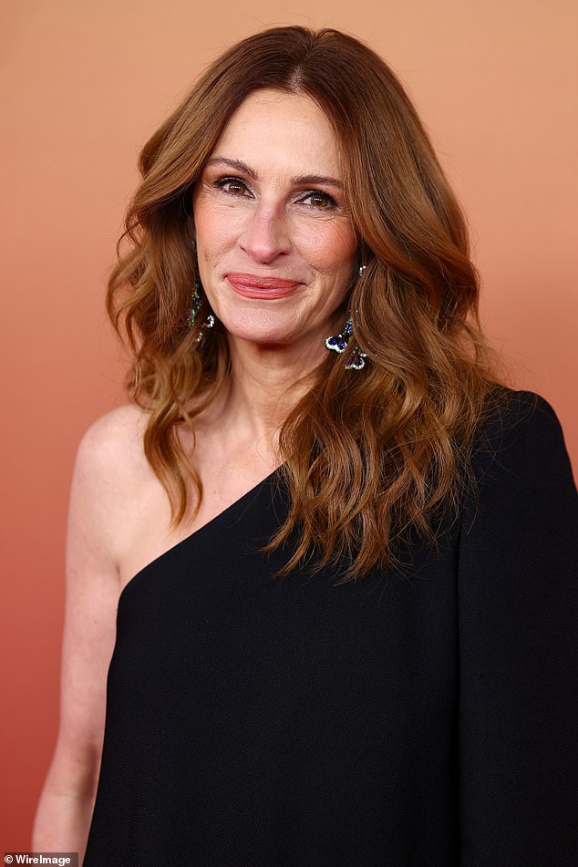 Julia Roberts sparked a buzz in 2004 when she crowned Bollywood icon Aishwarya Rai 'the world¿s most beautiful woman' (seen in 2025)
