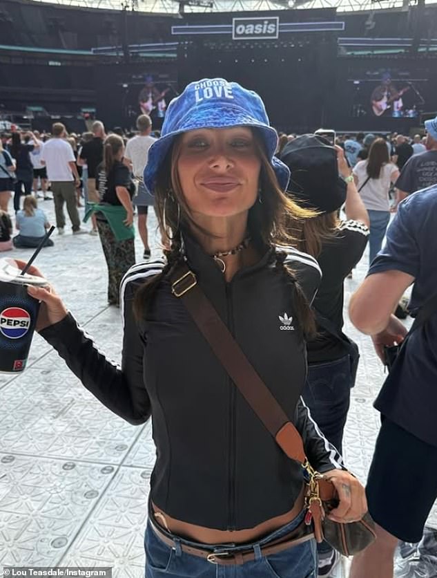 The stunner donned a black zip up jumper ahead of the show as she sipped on a beverage