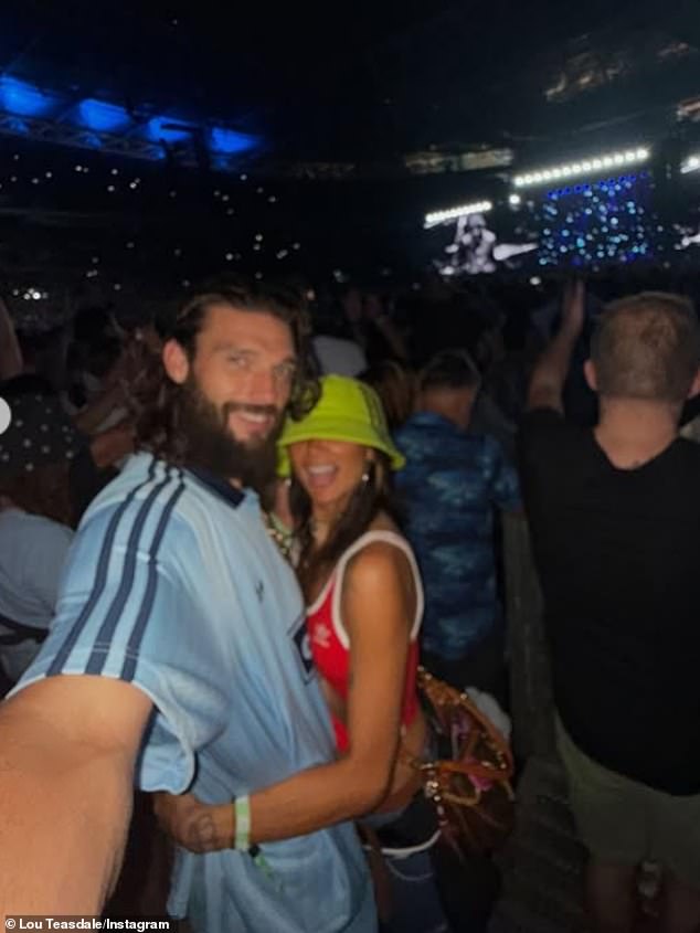 Andy rocked an Oasis T-shirt and gave his neon yellow bucket hat to Lou
