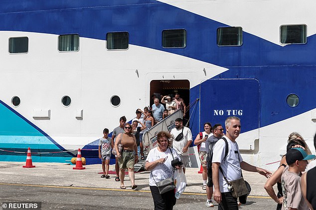 Around 650 Israeli tourists on the ship arrived in Rhodes without delay despite the demonstrations
