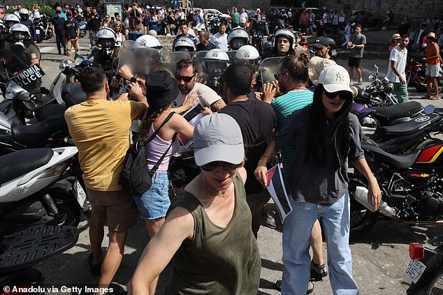 The demonstration took place while the Israeli cruise ship, the Crown Iris, docked on the island