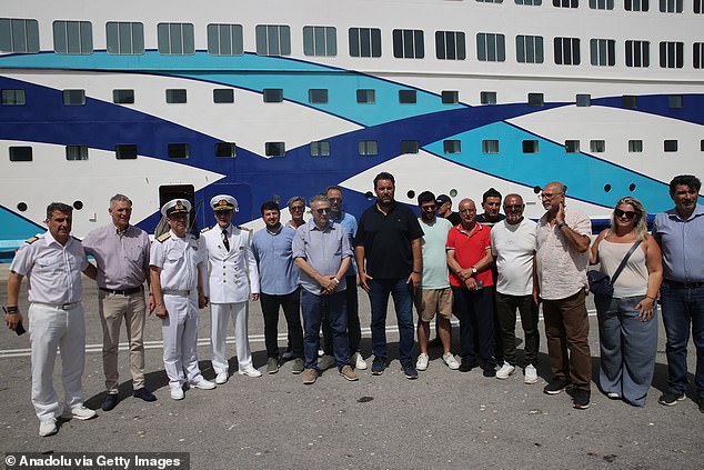 Tourist bodies, as well as the mayor of Rhodes Alexandros Koliadis, welcomed the Israeli tourists with traditional sweets from Rhodes