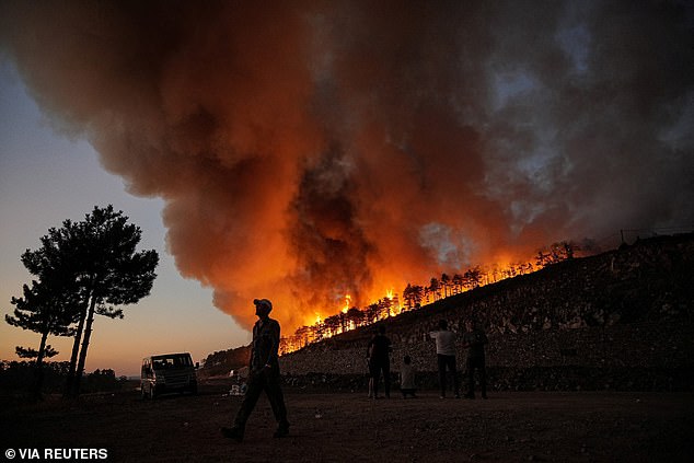 In Bursa alone, nearly 1,800 residents were displaced as 1,900 emergency crews scrambled to contain several active fires