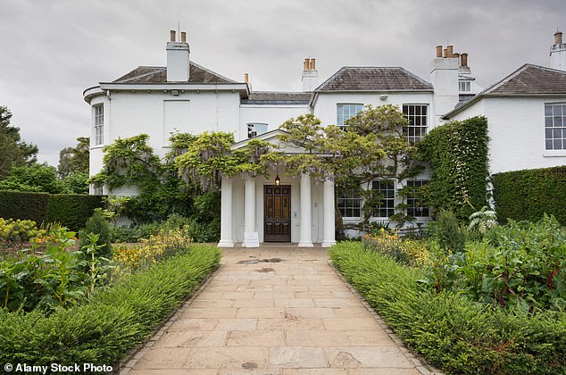 A London location with ample privacy, Pembroke Lodge is perfectly picturesque