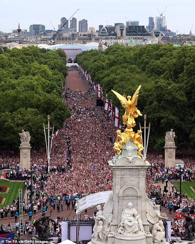 A huge crowd packed onto The Mall to watch as the Lionesses arrived at Buckingham Palace