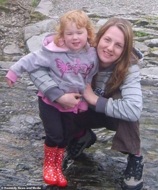 Lynsey was just 21 when she had her daughter, Melody Heslop, 19, and the two are best friends now