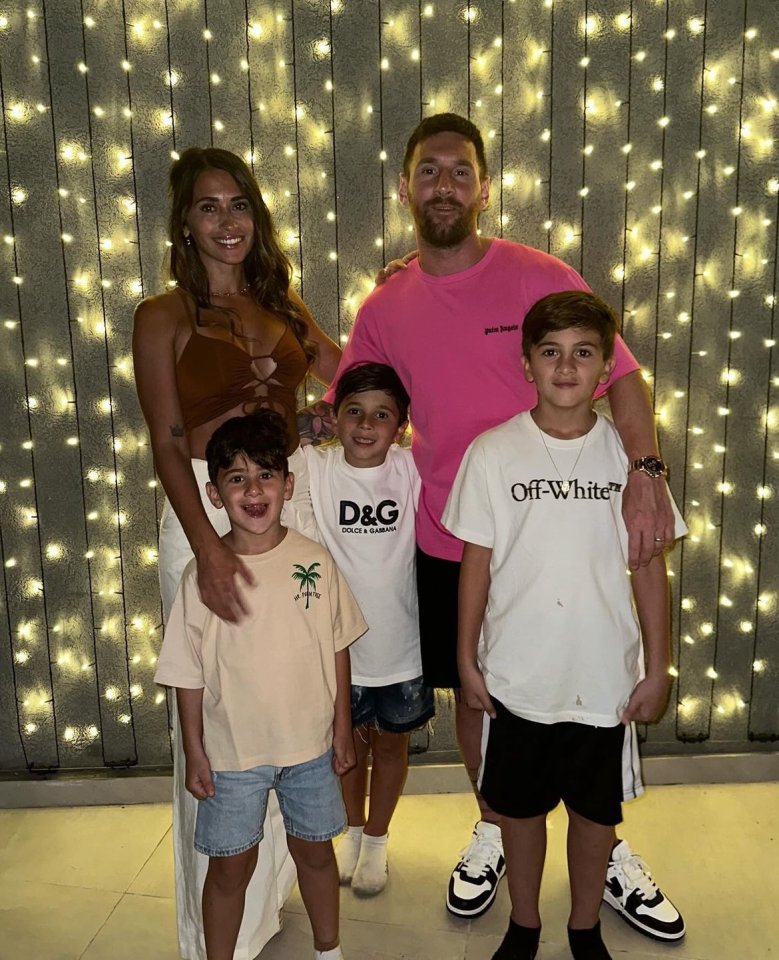 Family photo of Lionel Messi with his wife and three sons.