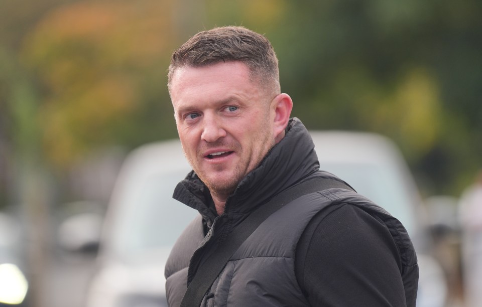 Photo of Tommy Robinson outside a police station.