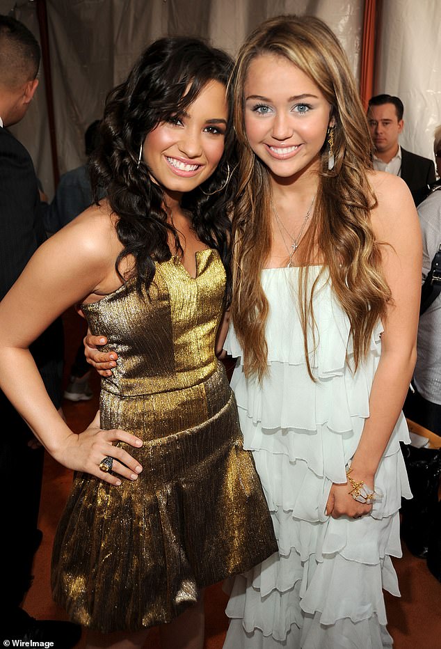 Demi Lovato and Miley Cyrus arrive at Nickelodeon Kid's Choice Awards in 2009