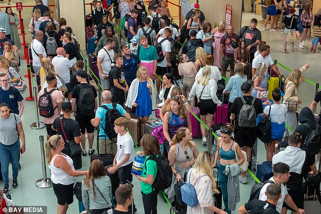 Furious ground staff threaten to 'paralyse' Palma's airport during the busy summer getaway - Picture for illustrative purposes
