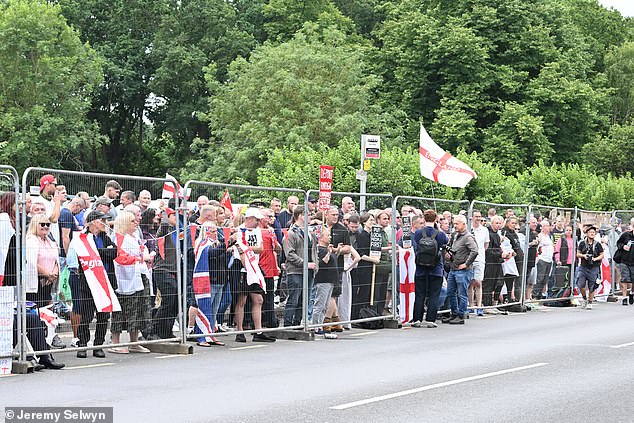 Fresh clashes broke out outside The Bell Hotel in Epping on Sunday, despite a heavy police presence to separate rival groups of protesters
