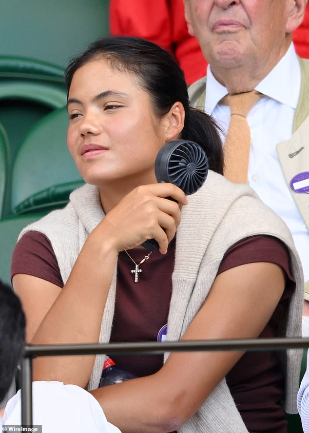 Emma Raducanu provided a clinic to Hollywood's elite on keeping cool on Centre Court