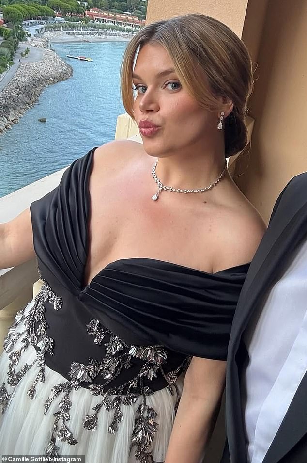 Grace Kelly ’s lookalike granddaughter turned heads at a recent charity ball — not just for her striking resemblance to the late princess, but for wearing a jaw-dropping gown inspired by one of her most iconic film looks