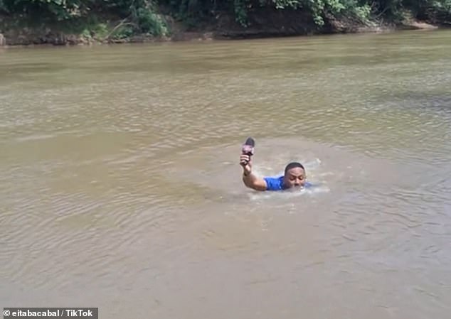 Lenildo Frazão lost his balance and was clearly shaken after he his feet touched the body of the 13-year-old missing girl in the Mearim River while filming a segment for TV Bacabal