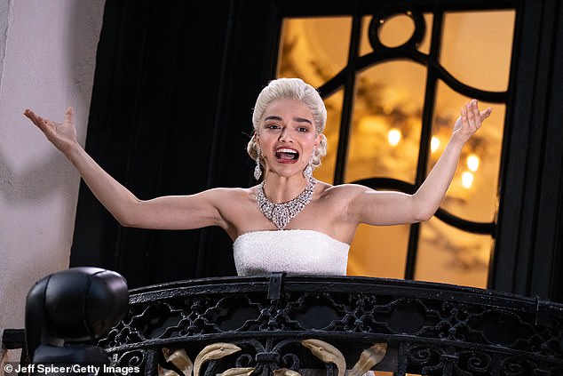Rachel Zegler as Evita, on the balcony of the London Palladium, performing the iconic ballad Don’t Cry For Me Argentina to the crowds gathered outside the theatre on Argyll Street