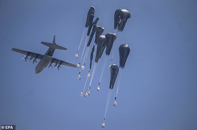 Humanitarian aid is airdropped by the Royal Jordanian Army over the northern Gaza Strip on July 27
