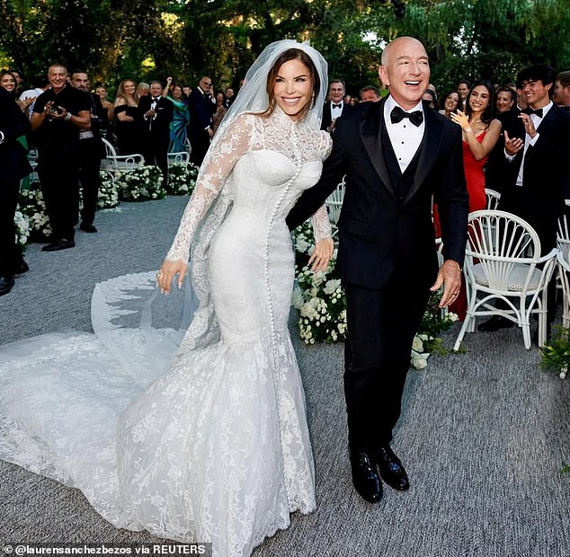 Photos of Lauren Sanchez and Jeff Bezos on their wedding day are raising eyebrows - including the seemingly shortened chair leg