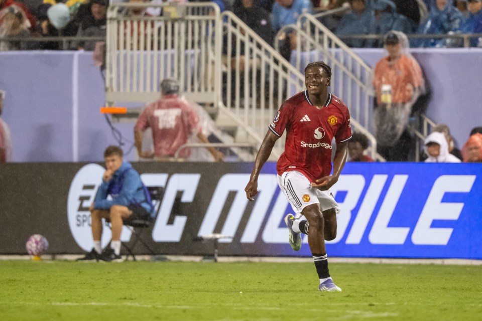 Patrick Chinazaekpere Dorgu of Manchester United running on the soccer field.