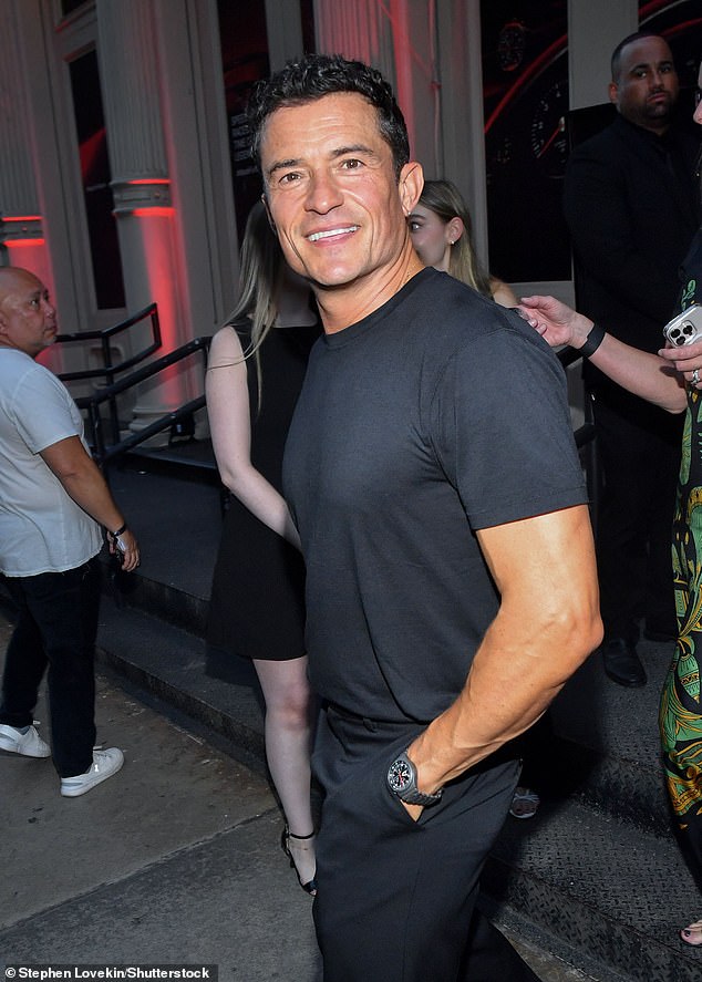 Bloom was stylishly casual wearing a pair of black slacks as well as a short-sleeved black shirt