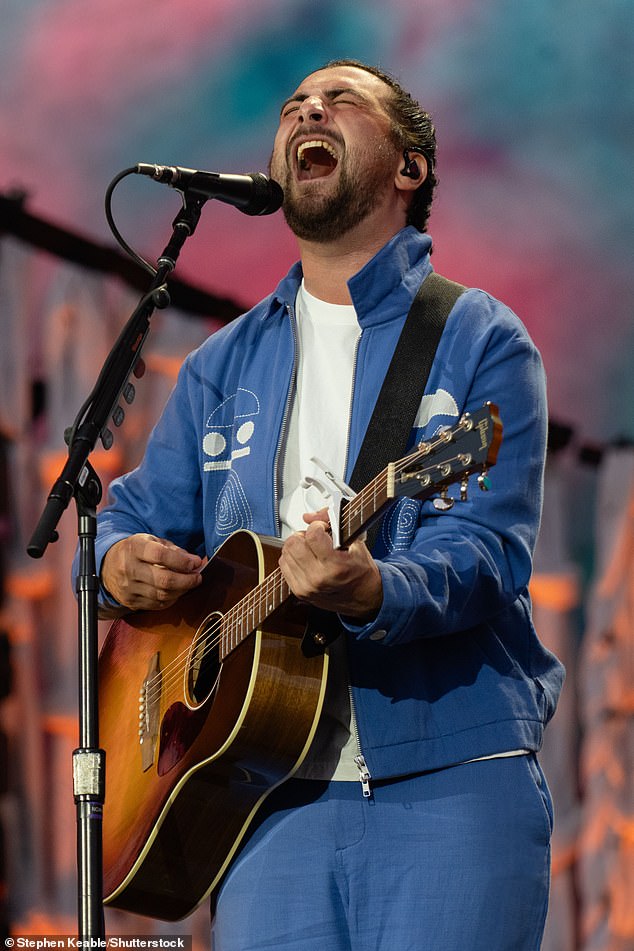 Noah put on an energetic display as he belted out his best known hits for his fans on the night, before Lewis joined him on stage