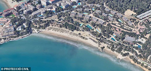 Emergency services were still at the scene after nightfall before court workers authorised the removal of their bodies so they could be taken to a nearby morgue for post-mortems to take place. Authorities shared an aerial view of the beach in Tarragona