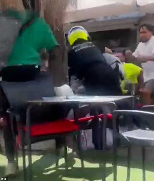 Footage shared this week showed a police officer scrapping with at least two street vendors at what appears to be a busy beach resort