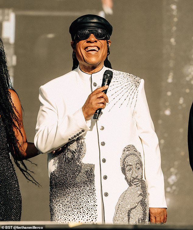 Stevie Wonder cracked a blind joke while paying tribute to John Lennon and Marvin Gaye on stage on Saturday