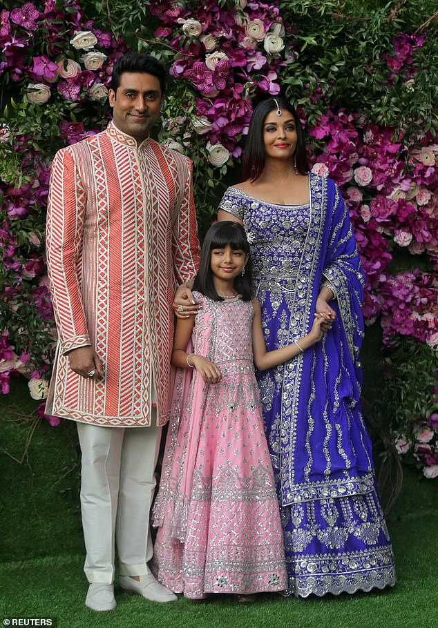 Actor Abhishek Bachchan, Aishwarya and their daughter Aaradhya pose in 2019