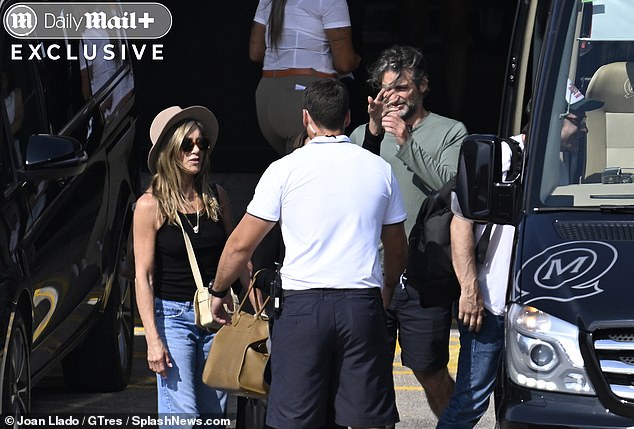 Aniston wore a black tank top, wide-brimmed hat and flared jeans as she introduced Curtis to actor Jason Bateman and his wife Amanda Anka