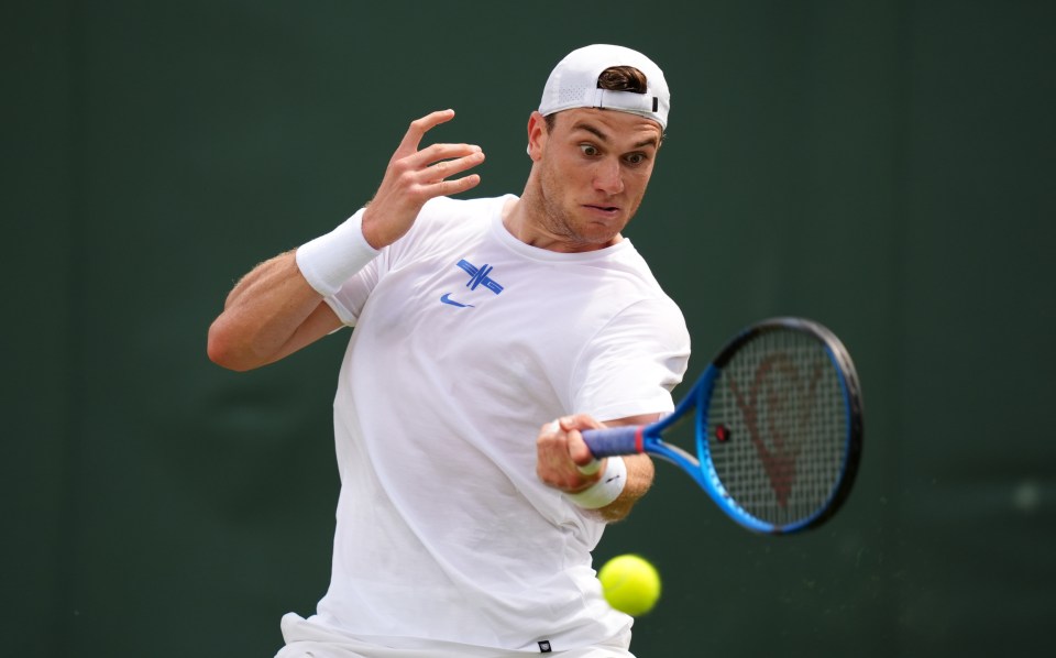 Jack Draper playing tennis.