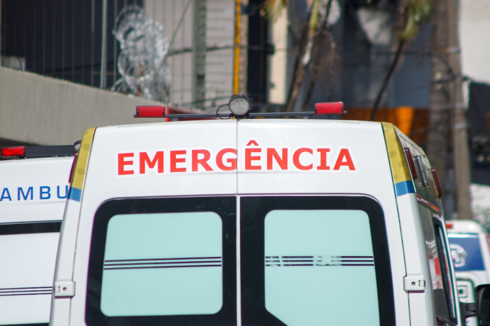 Back of an ambulance with "EMERGÊNCIA" written on it.