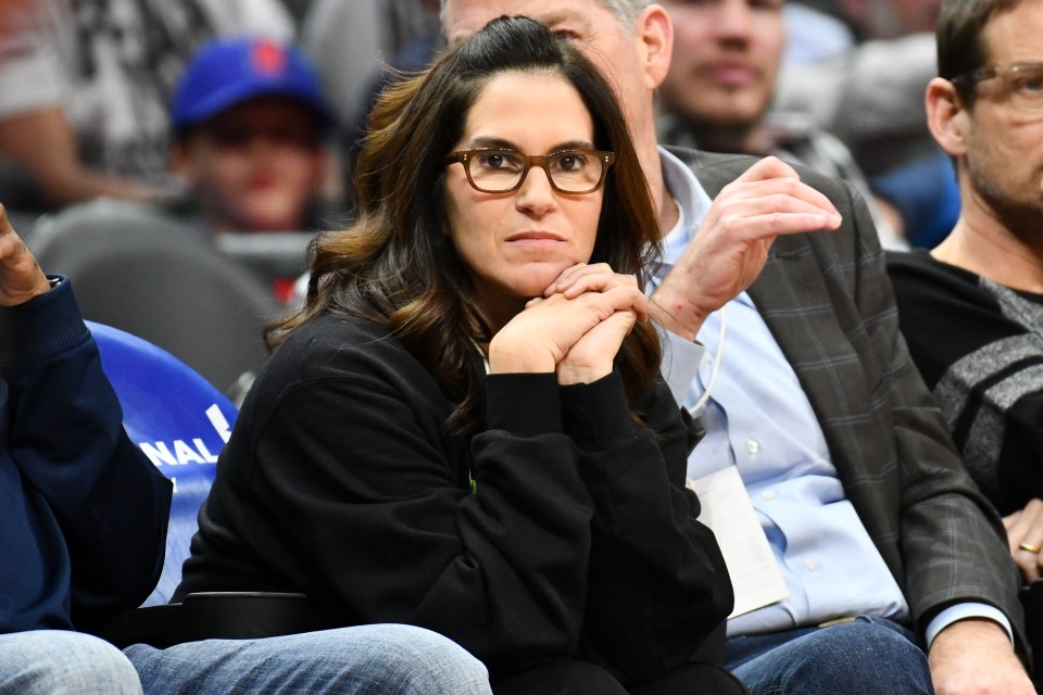 Jami Gertz at a basketball game.