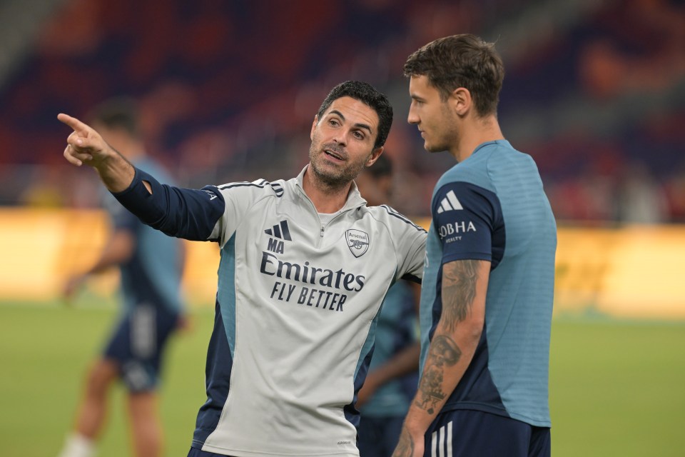 Mikel Arteta coaching Jakub Kiwior.