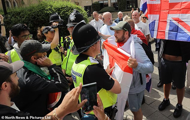 Pro and anti-migrants protesters were kept apart by the police at the demonstration today