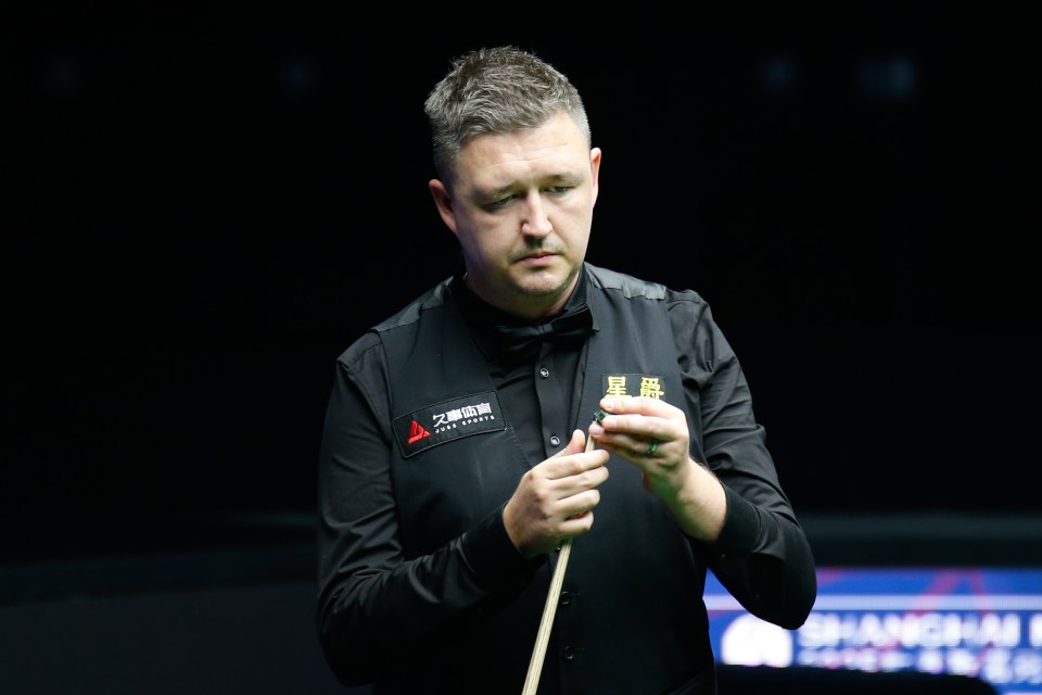 Kyren Wilson chalking his cue.